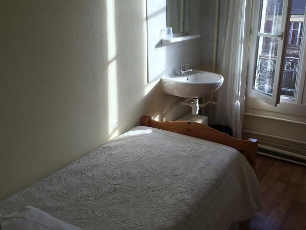 Au Royal Mad : photo 5 de la chambre chambre simple avec salle de bains commune