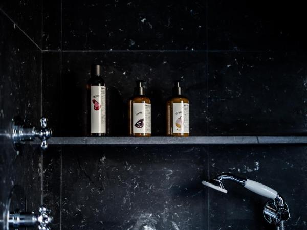 Le Pigalle, a Member of Design Hotels : photo 4 de la chambre suite « pigalle 35 »