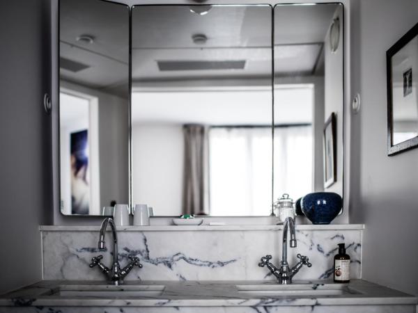 Le Pigalle, a Member of Design Hotels : photo 4 de la chambre chambre double de luxe « pigalle 21 »