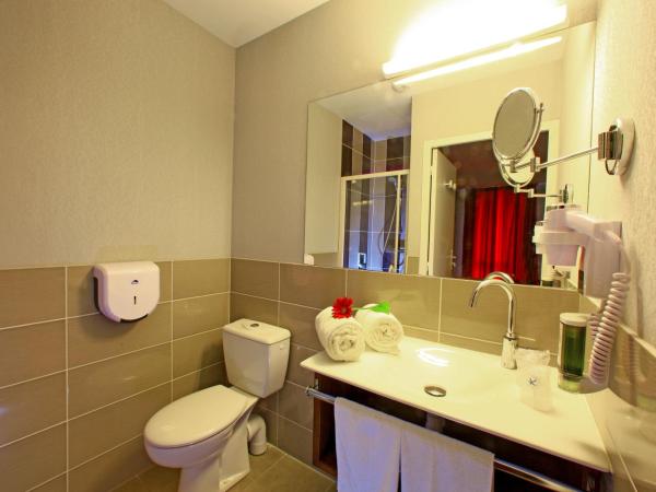 The Originals City, Hôtel Albizia, Sarlat-la-Canéda : photo 7 de la chambre chambre familiale (2 adultes + 3 enfants)