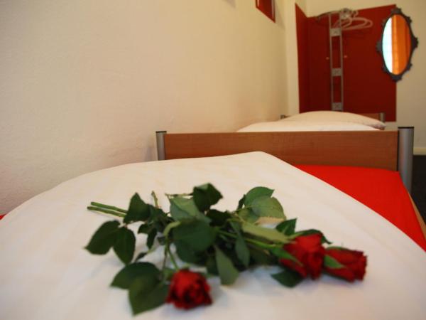 Hotel-Pension Insor : photo 3 de la chambre chambre lits jumeaux avec salle de bains commune