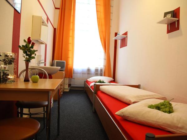 Hotel-Pension Insor : photo 2 de la chambre chambre lits jumeaux avec salle de bains commune