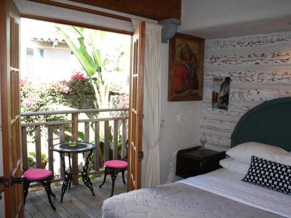Les Artistes Inn : photo 6 de la chambre hébergement avec 2 lits doubles et terrasse - vue sur jardin