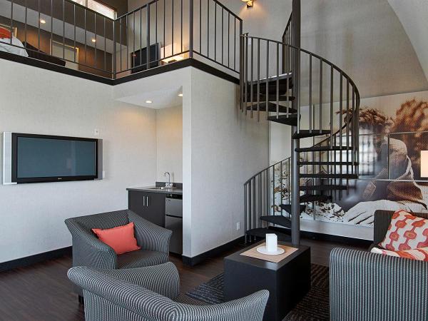 Ramada Plaza by Wyndham West Hollywood Hotel & Suites : photo 1 de la chambre suite mezzanine lit king-size avec escalier en colimaçon - non-fumeurs