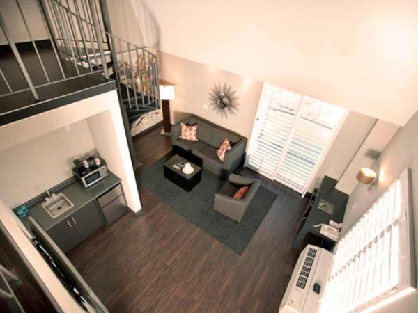 Ramada Plaza by Wyndham West Hollywood Hotel & Suites : photo 3 de la chambre suite mezzanine lit king-size avec escalier en colimaçon - non-fumeurs