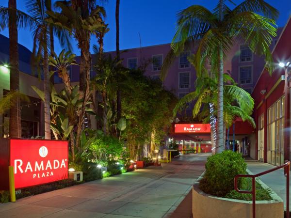 Ramada Plaza by Wyndham West Hollywood Hotel & Suites : photo 4 de la chambre suite mezzanine lit king-size avec escalier en colimaçon - non-fumeurs