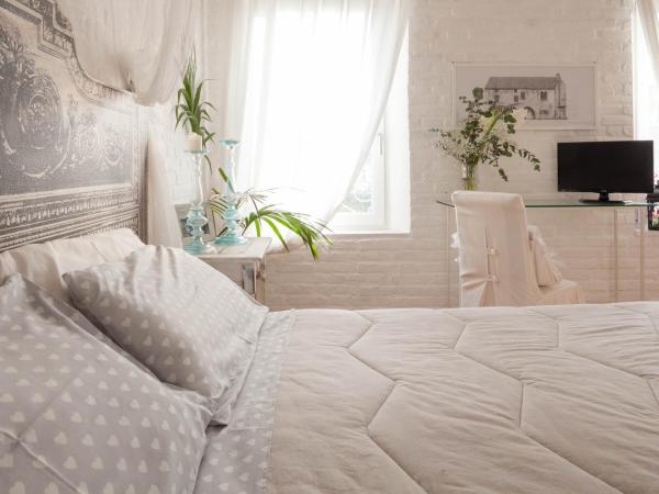 Bed & Breakfast Canova : photo 3 de la chambre chambre lit king-size - vue sur jardin