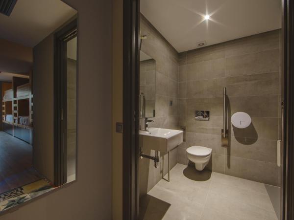 Yeah Barcelona Hostel : photo 8 de la chambre chambre quadruple avec salle de bains