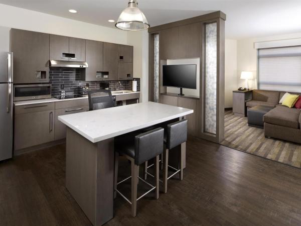 Hyatt House Pittsburgh Bloomfield Shadyside : photo 3 de la chambre suite 1 chambre lit king-size avec cuisine et canapé-lit