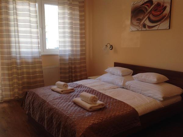 Attila Apartmanház : photo 1 de la chambre grande chambre double