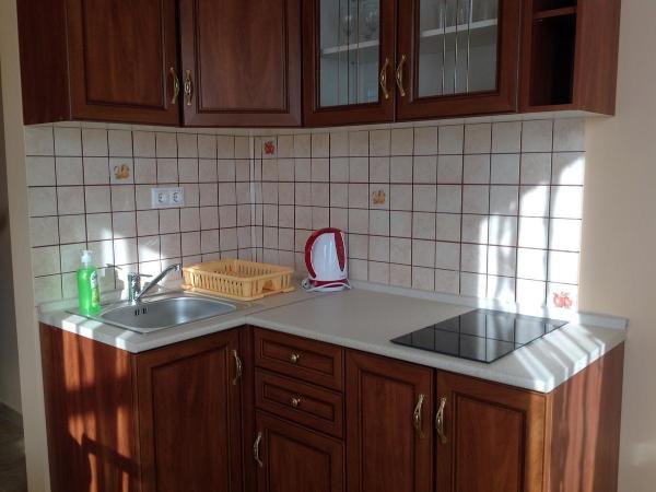 Attila Apartmanház : photo 4 de la chambre grande chambre double