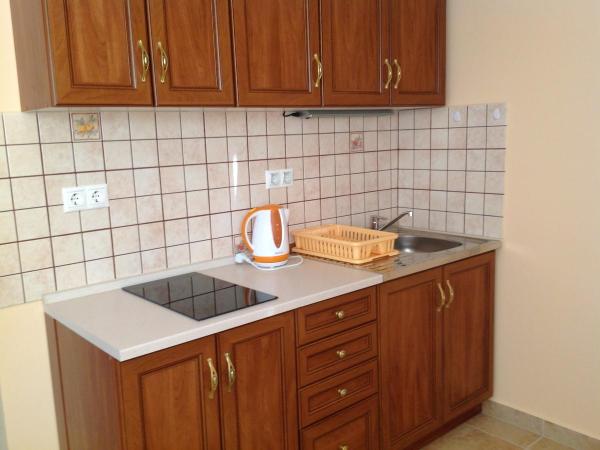 Attila Apartmanház : photo 2 de la chambre grande chambre double