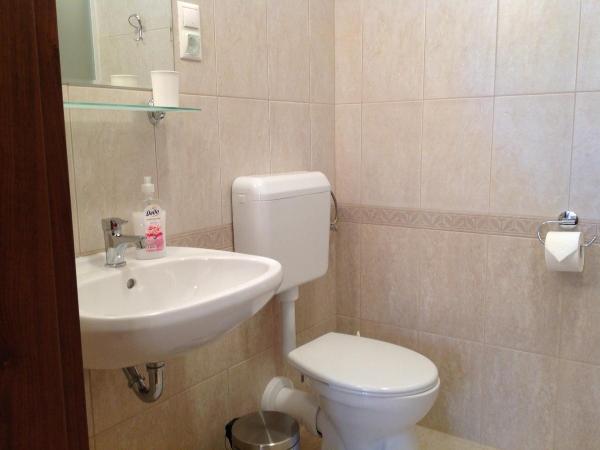 Attila Apartmanház : photo 4 de la chambre chambre lits jumeaux spacieuse