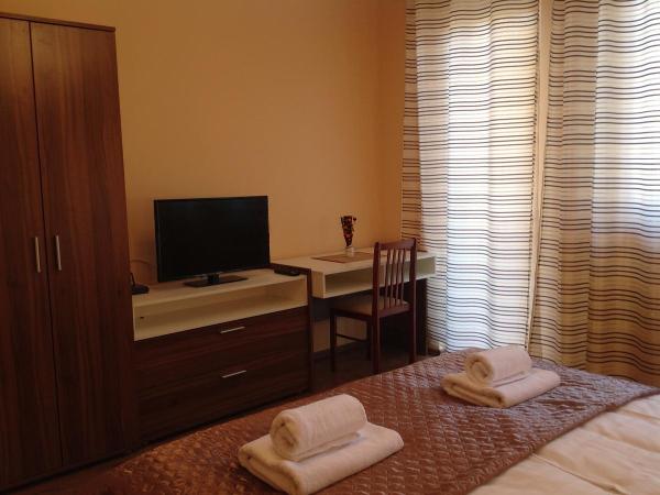 Attila Apartmanház : photo 1 de la chambre chambre lits jumeaux spacieuse