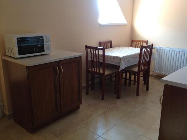 Attila Apartmanház : photo 2 de la chambre chambre quadruple premium