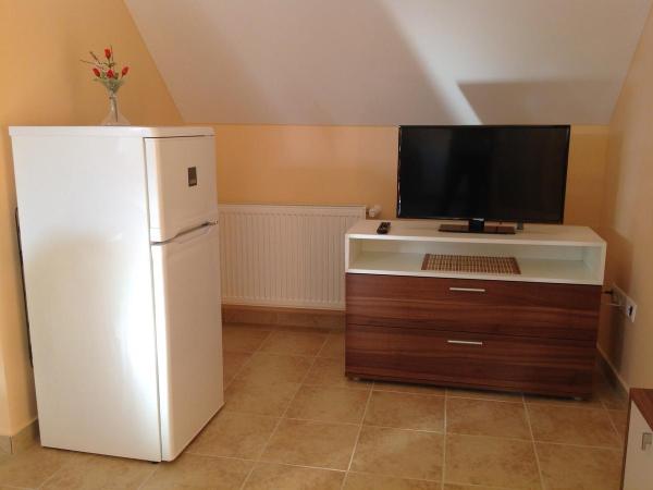 Attila Apartmanház : photo 3 de la chambre chambre quadruple premium