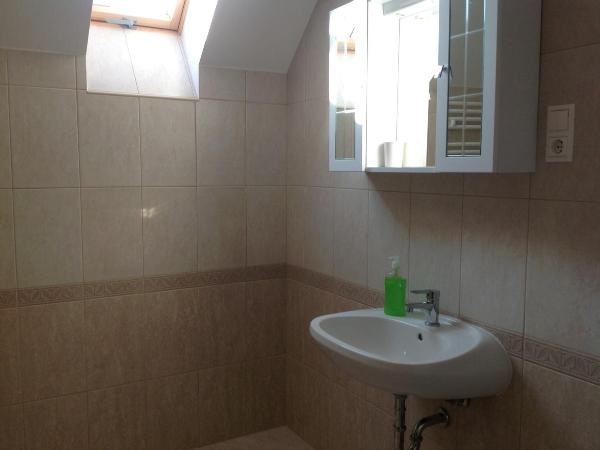 Attila Apartmanház : photo 6 de la chambre chambre quadruple premium