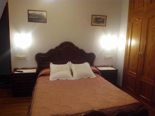 Hostal Pumar : photo 4 de la chambre chambre double avec salle de bains commune