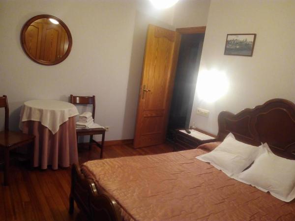 Hostal Pumar : photo 8 de la chambre chambre double avec salle de bains commune