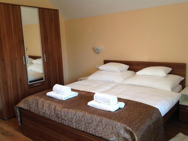 Attila Apartmanház : photo 8 de la chambre chambre quadruple premium