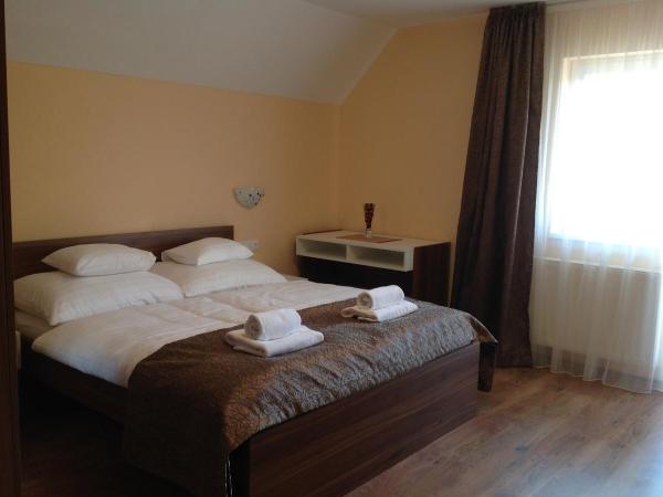 Attila Apartmanház : photo 9 de la chambre chambre quadruple premium