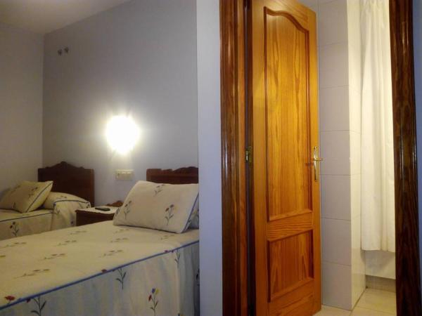 Hostal Pumar : photo 5 de la chambre chambre lits jumeaux avec salle de bains privative