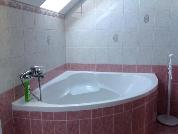 Attila Apartmanház : photo 3 de la chambre suite familiale avec balcon