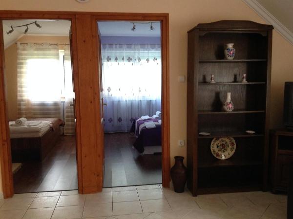 Attila Apartmanház : photo 9 de la chambre suite familiale avec balcon