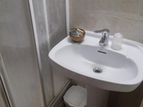 Hostal Lesseps : photo 10 de la chambre petite chambre simple