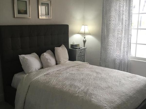 Courtyard Villa Hotel : photo 2 de la chambre chambre lit queen-size