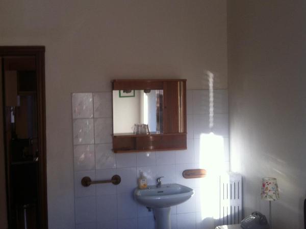 Hotel Gambara : photo 10 de la chambre chambre double ou lits jumeaux Économique avec salle de bains commune