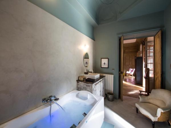 Une Nuit Au Château : photo 2 de la chambre suite lit king-size avec baignoire spa