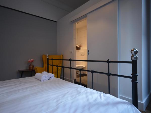 Hostel ROOM Rotterdam : photo 3 de la chambre chambre double avec salle de bains