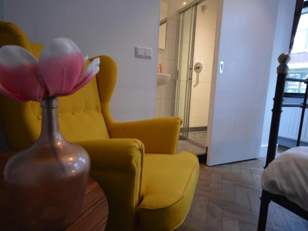 Hostel ROOM Rotterdam : photo 6 de la chambre chambre double avec salle de bains