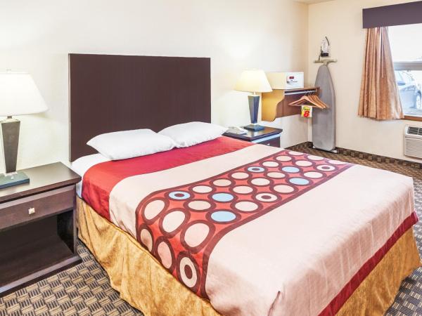 Super 8 by Wyndham Calgary/Airport : photo 2 de la chambre chambre lit queen-size accessible aux personnes à mobilité réduite – non-fumeurs