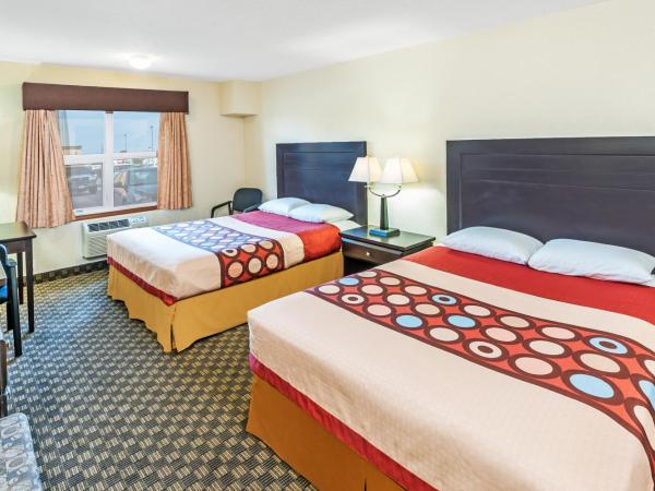 Super 8 by Wyndham Calgary/Airport : photo 1 de la chambre chambre 2 lits queen-size - non-fumeurs