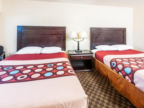 Super 8 by Wyndham Calgary/Airport : photo 2 de la chambre chambre 2 lits queen-size - non-fumeurs