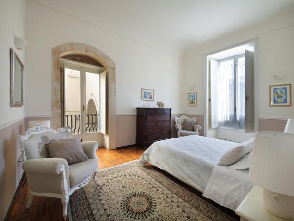 B&B Five Rooms : photo 3 de la chambre chambre lit king-size - vue sur place