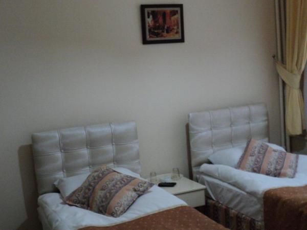 Yavuz Hotel : photo 1 de la chambre chambre quadruple avec salle de bains commune