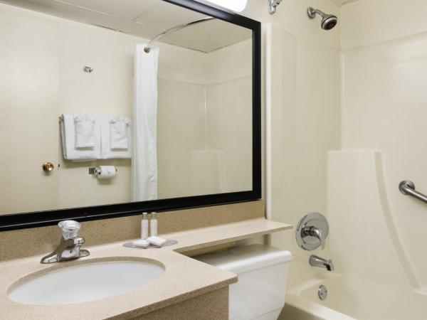 Travelodge by Wyndham Edmonton South : photo 2 de la chambre chambre double standard avec 2 lits doubles - non-fumeurs