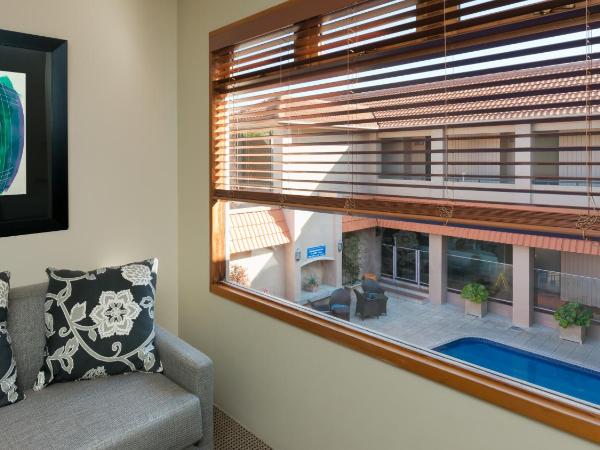 Millennium Hotel & Resort Manuels Taupo : photo 4 de la chambre chambre standard lit queen-size avec vue sur la piscine