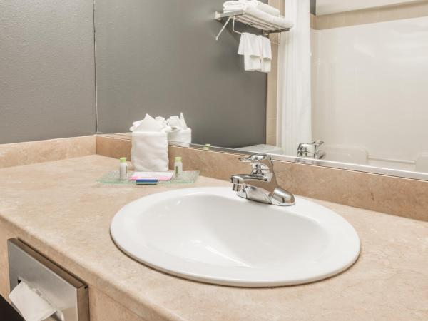 Super 8 by Wyndham Quebec City : photo 5 de la chambre chambre lit king-size - non-fumeurs