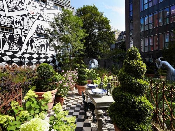 Andaz Amsterdam Prinsengracht - a concept by Hyatt : photo 8 de la chambre chambre lit queen-size - vue sur jardin