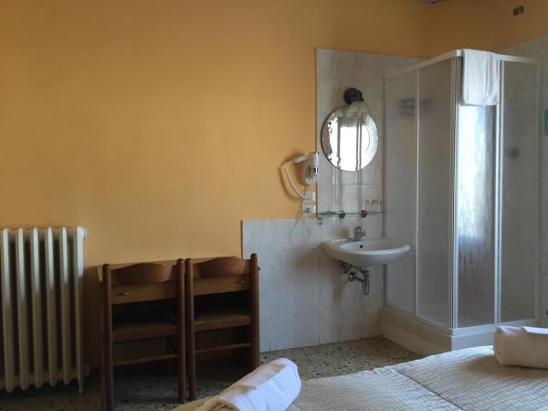 Hotel Aline : photo 4 de la chambre chambre triple avec douche privative et salle de bains commune