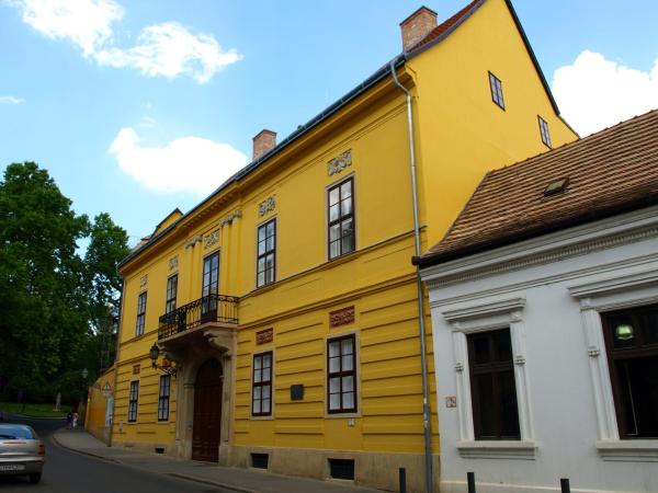 Ciszterci Szállás Pécs : photo 3 de la chambre chambre triple avec salle de bains