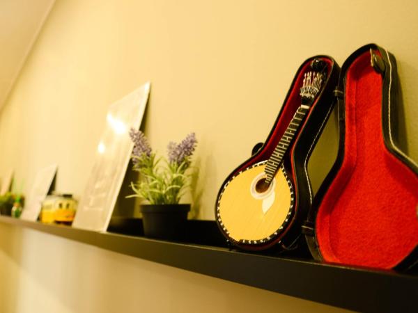 Alvalade II Airport Guest House : photo 10 de la chambre chambre triple Économique avec salle de bains commune