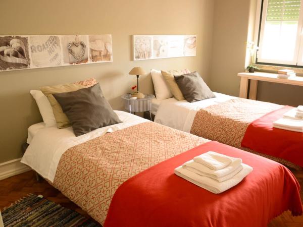 Alvalade II Airport Guest House : photo 6 de la chambre chambre lits jumeaux avec salle de bains commune