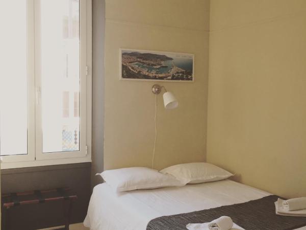 Hotel Danemark : photo 3 de la chambre chambre double avec toilettes communes