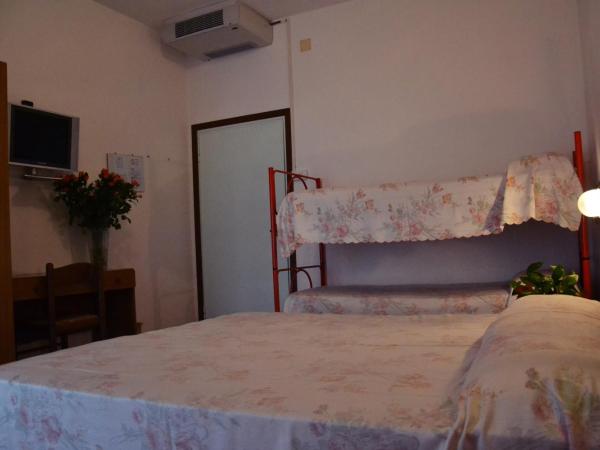 Hotel Rex : photo 1 de la chambre chambre familiale (2 adultes + 1 enfant) - vue sur mer