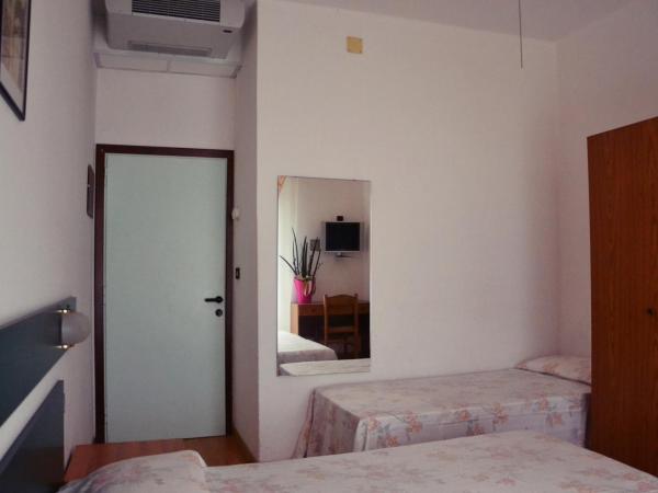 Hotel Rex : photo 1 de la chambre chambre triple - vue sur mer